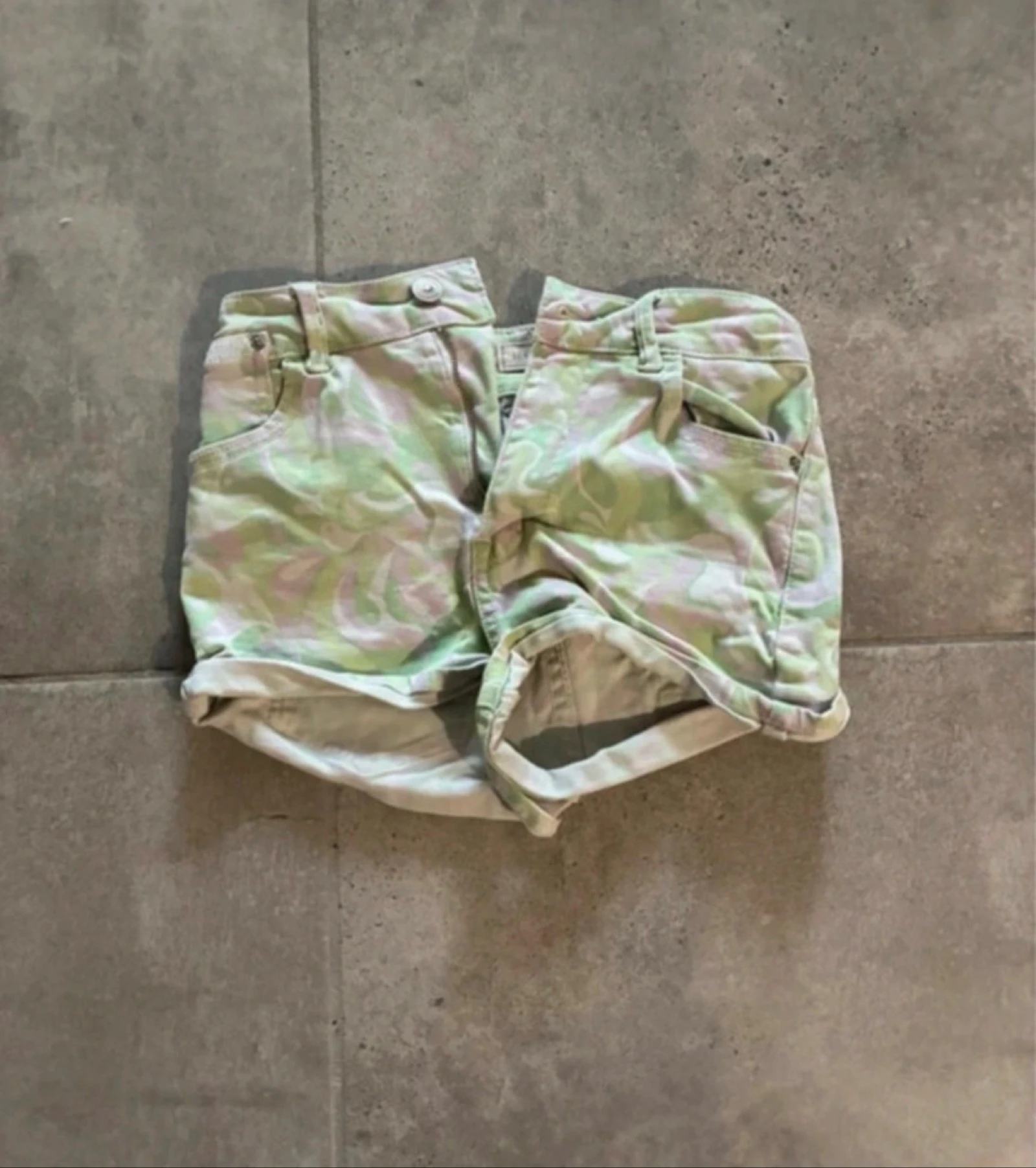 Short jeans pastel com estampa camuflada - Tamanho PP – photo 3